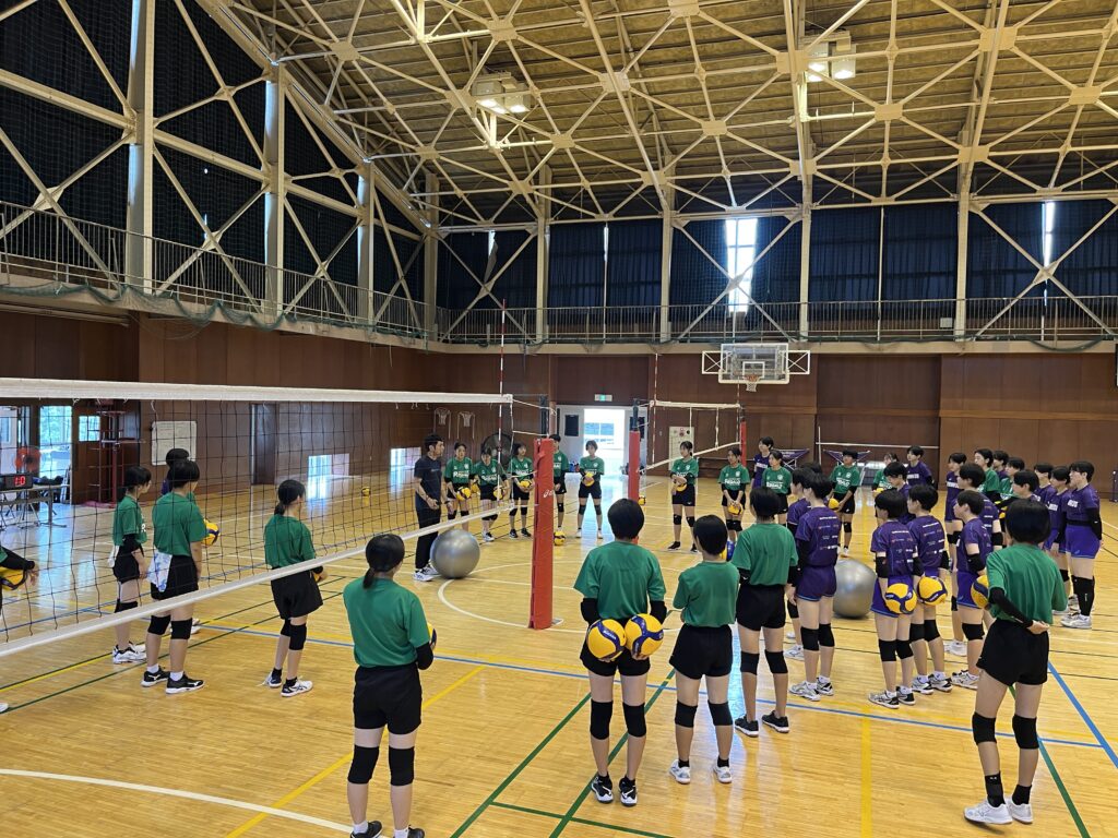 市立松戸高校女子バレーボール部との合同練習の様子