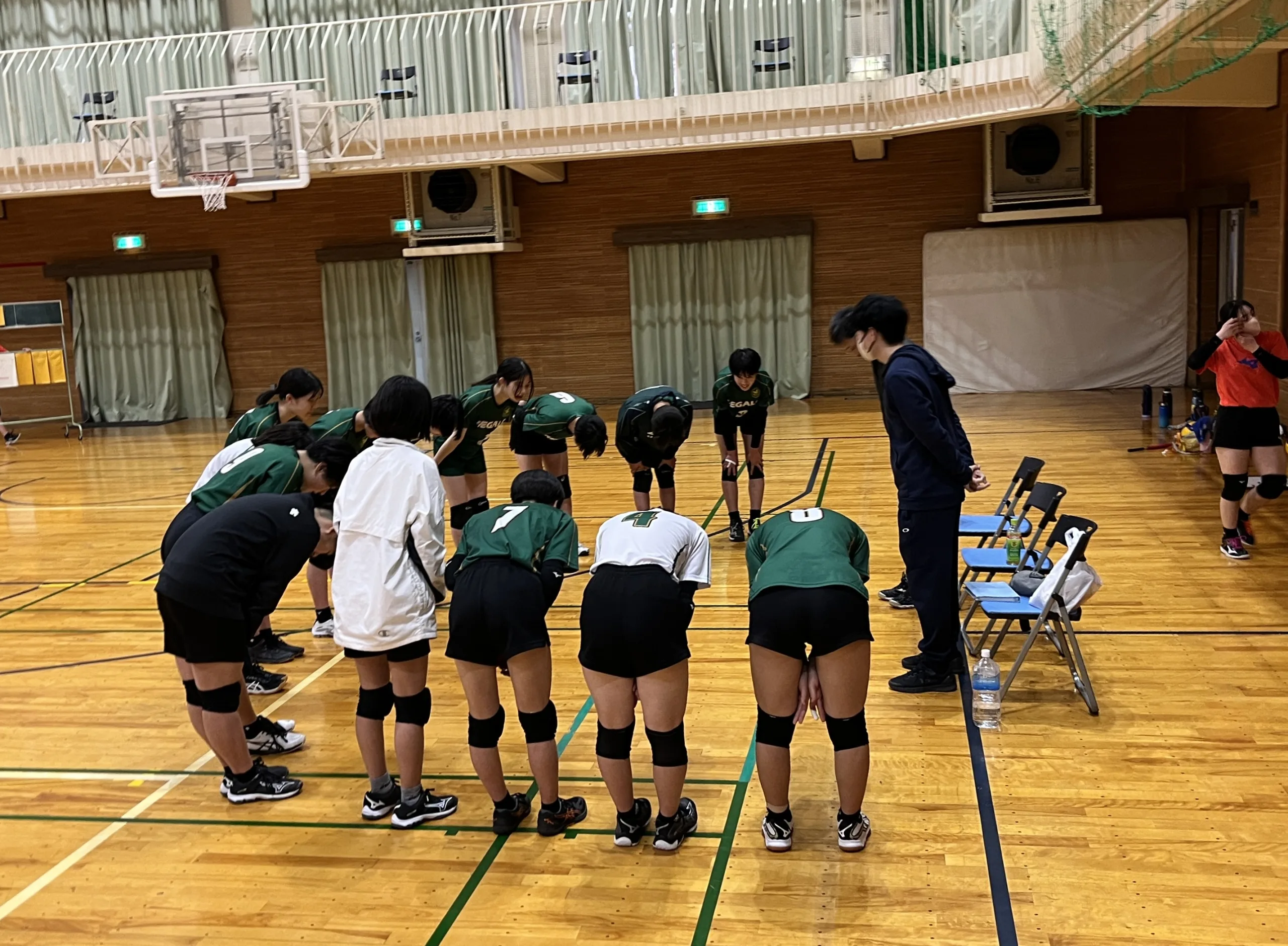 東葉高校女子バレーボール部と練習試合を終えた松戸レガロバレーボールスクールチームクラスのメンバー