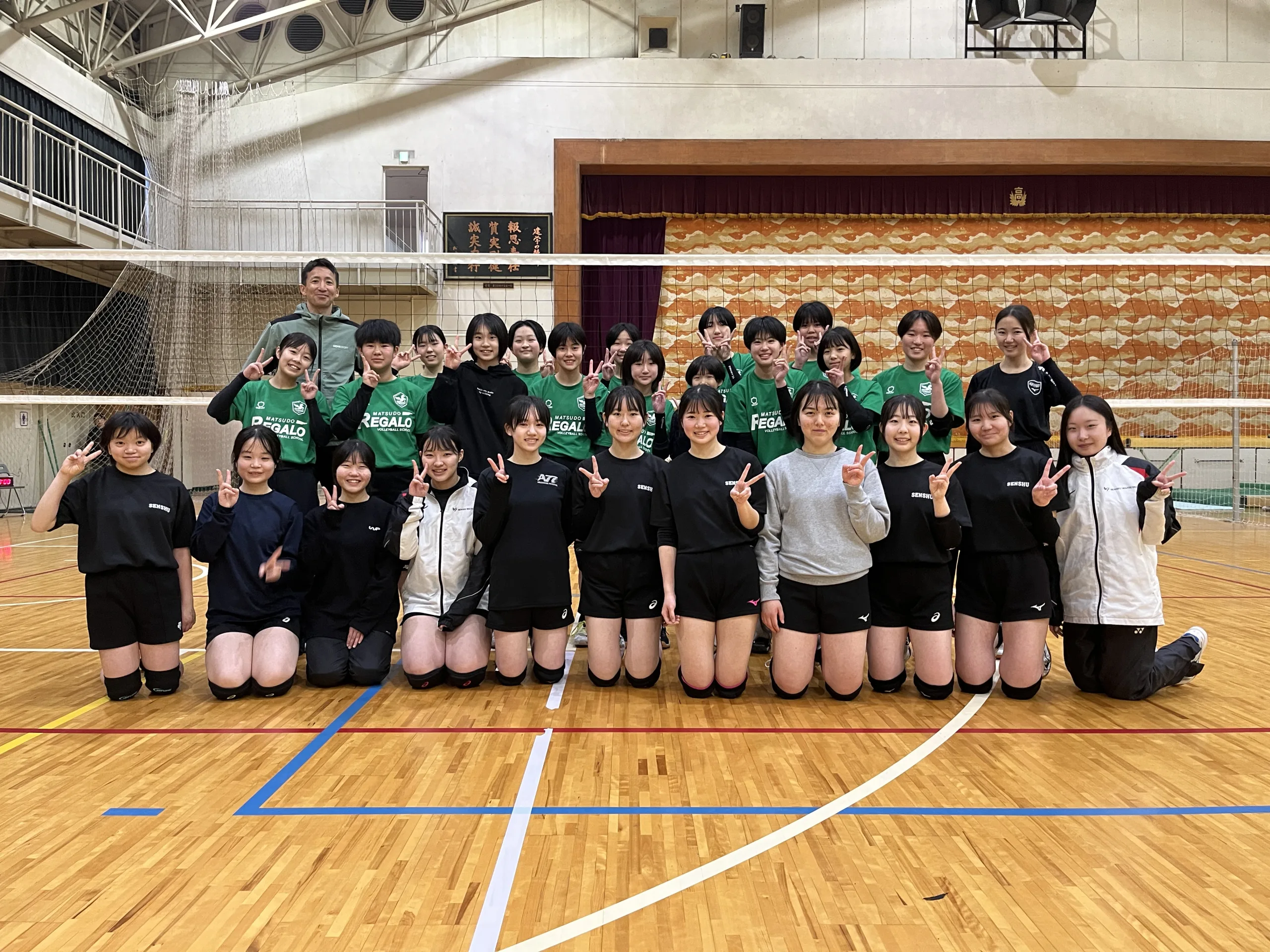 専修大松戸高校女子バレーボール部と練習試合をする松戸レガロのスクール生