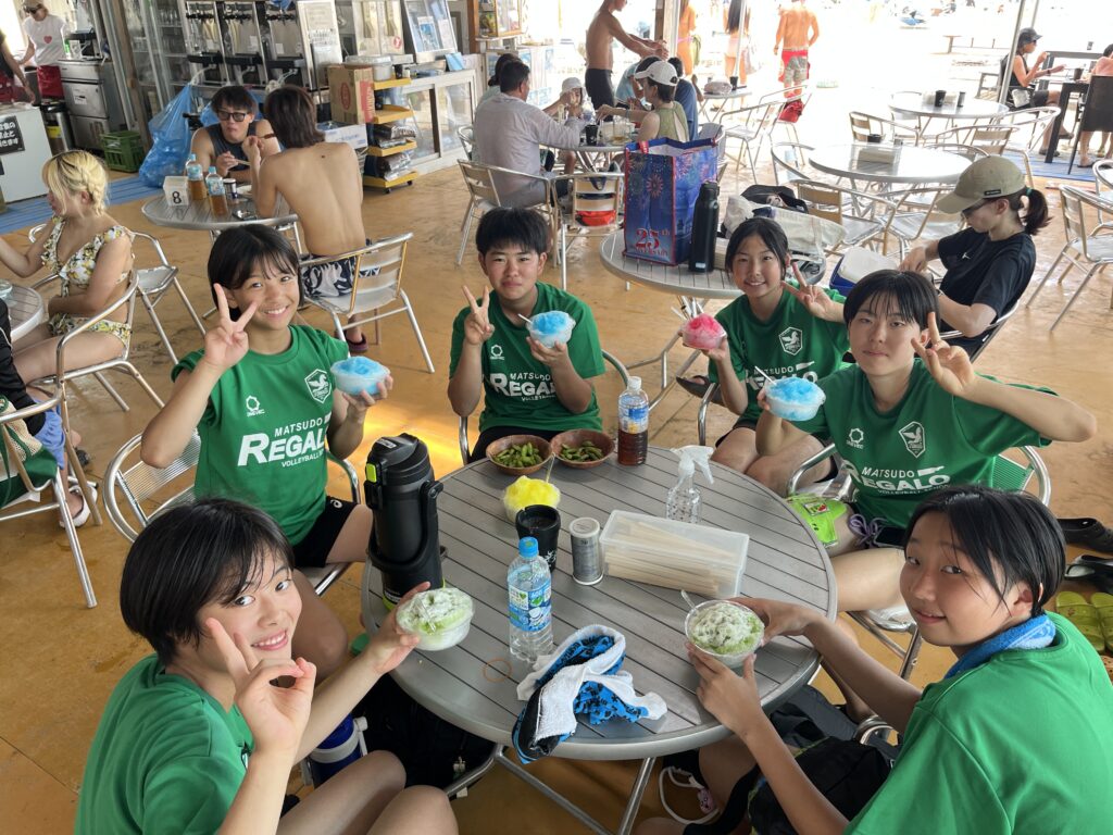 千葉県中学生ビーチバレーボール選手権前日にかき氷を食べる松戸レガロのメンバー