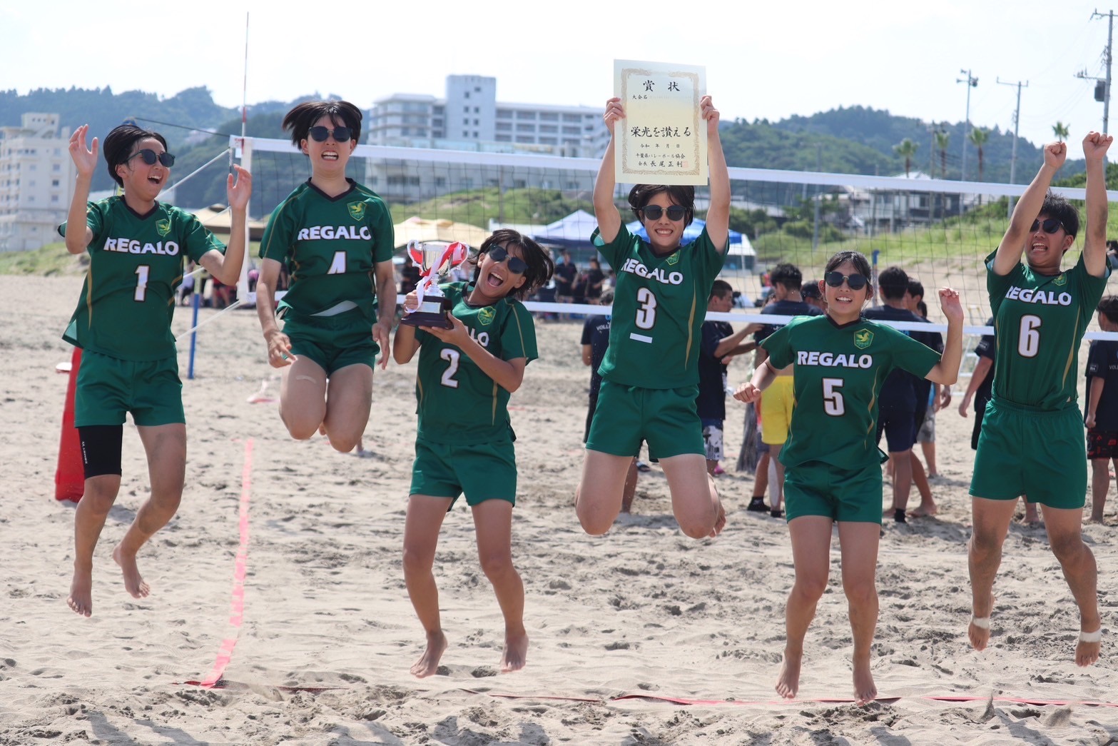 千葉県中学生ビーチバレーボール選手権で優勝して喜ぶ松戸レガロのメンバー