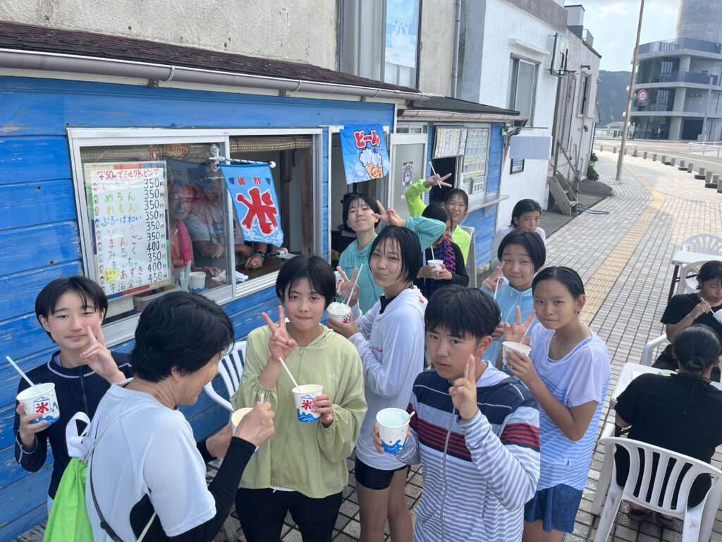 かき氷を食べる松戸レガロU-15のメンバー