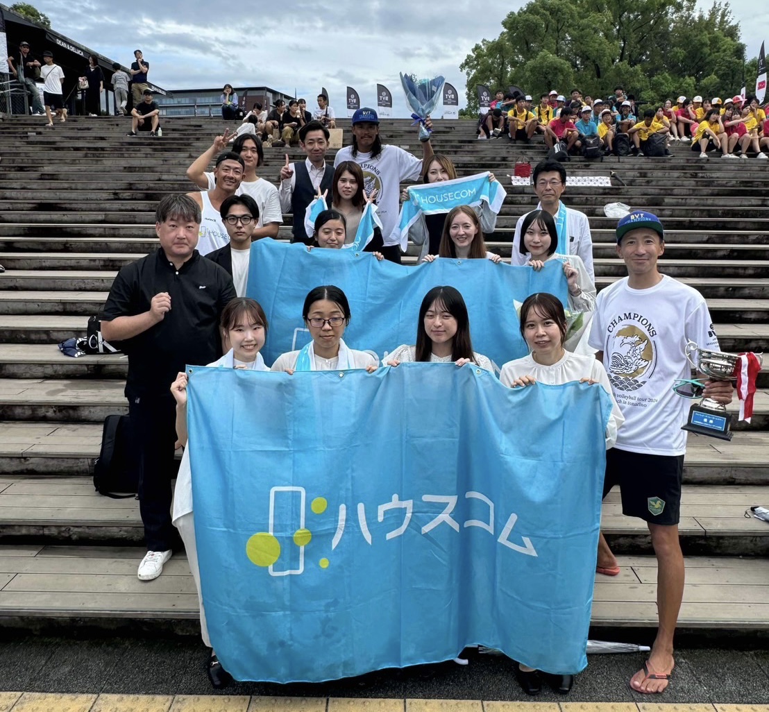 ビーチバレーボール名古屋大会で勝利後に写真撮影をする上場雄也と長谷川徳海