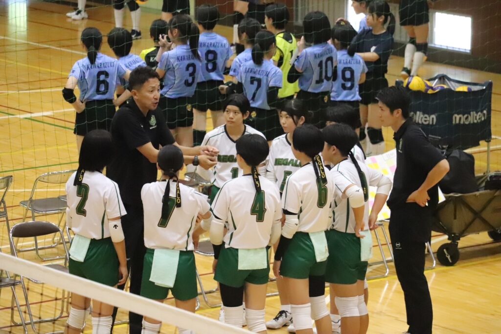 バレーボール新人戦松戸市予選に参加する松戸レガロU-15のメンバーと上場雄也