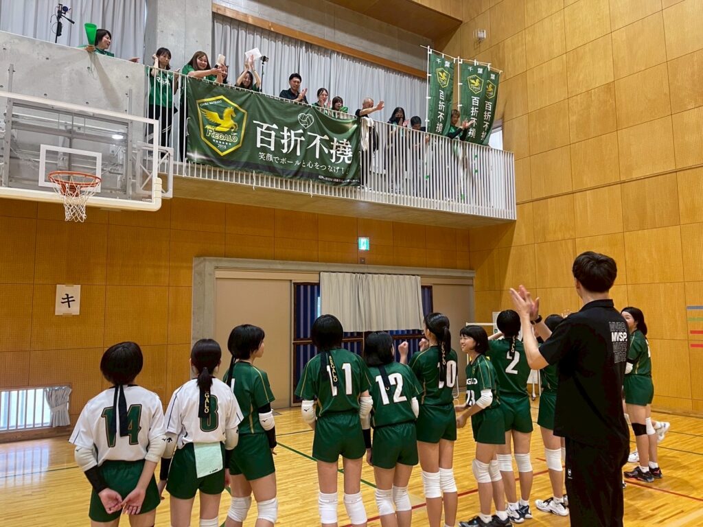 千葉県中学生バレーボール選手権大会でベスト8入を決めた松戸レガロU-15の子どもたち