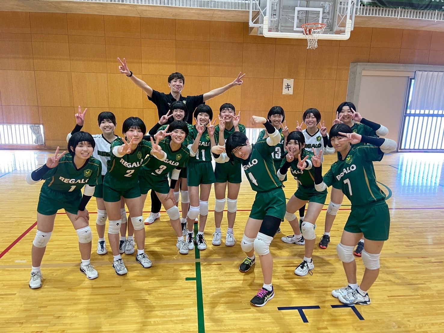 千葉県中学生バレーボール選手権大会でベスト8入を決めた松戸レガロU-15の子どもたち
