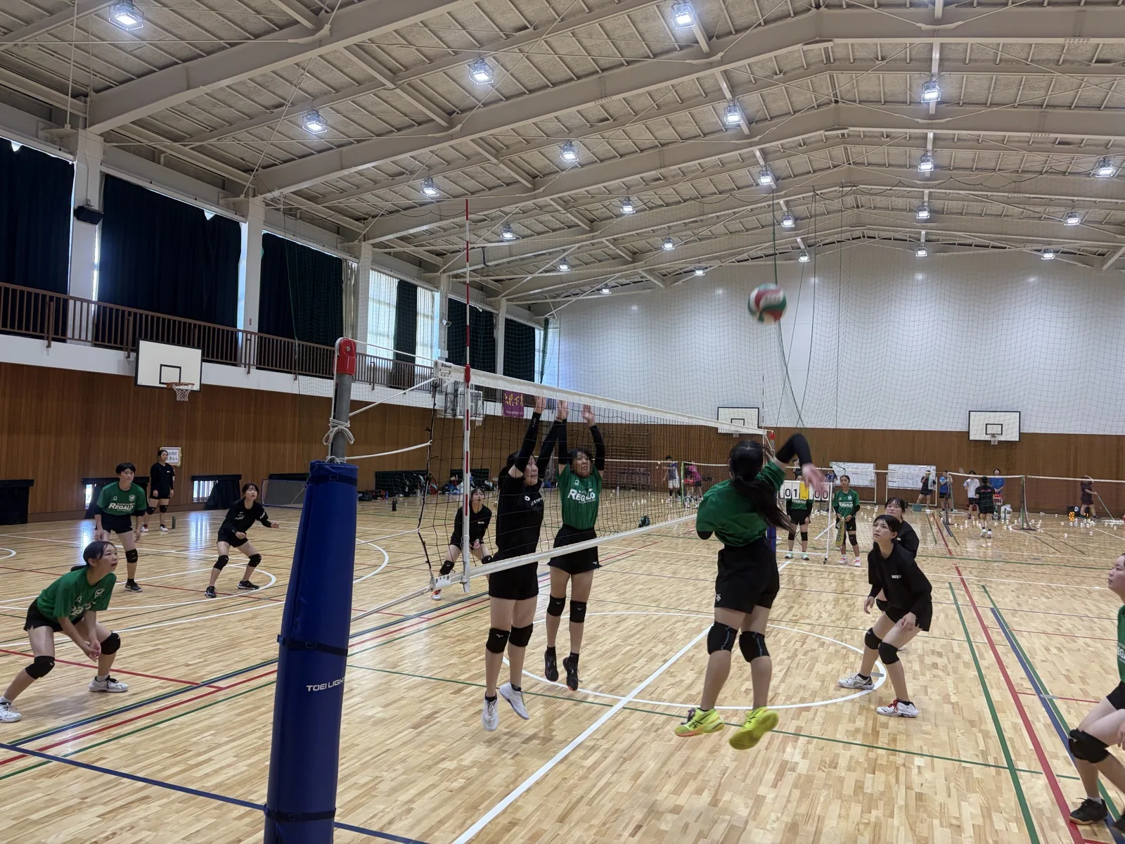 松戸六実高校女子バレーボール部と松戸レガロスクール生の合同練習会の様子