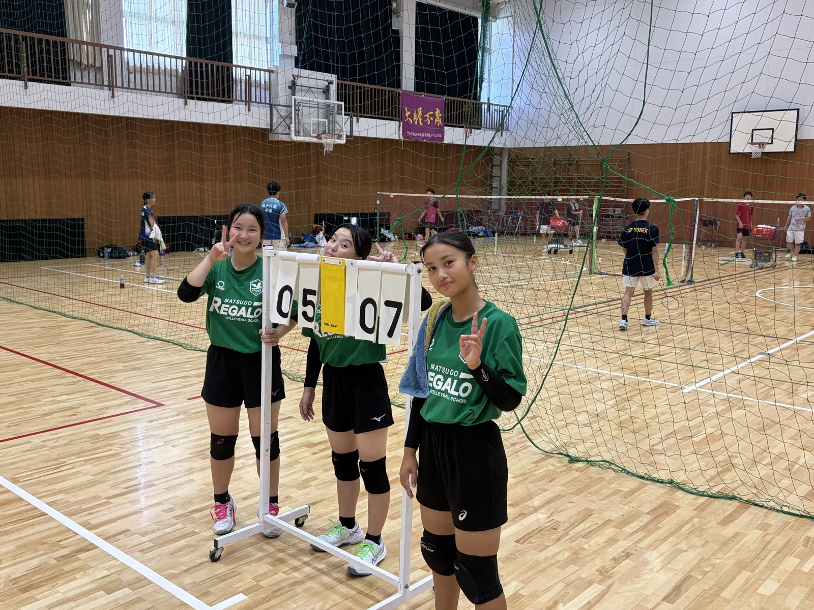 松戸六実高校女子バレーボール部と松戸レガロスクール生の合同練習会の様子