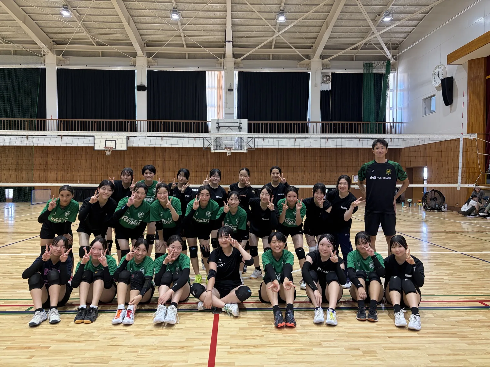 六実高校女子バレーボール部と松戸レガロのスクール生たち