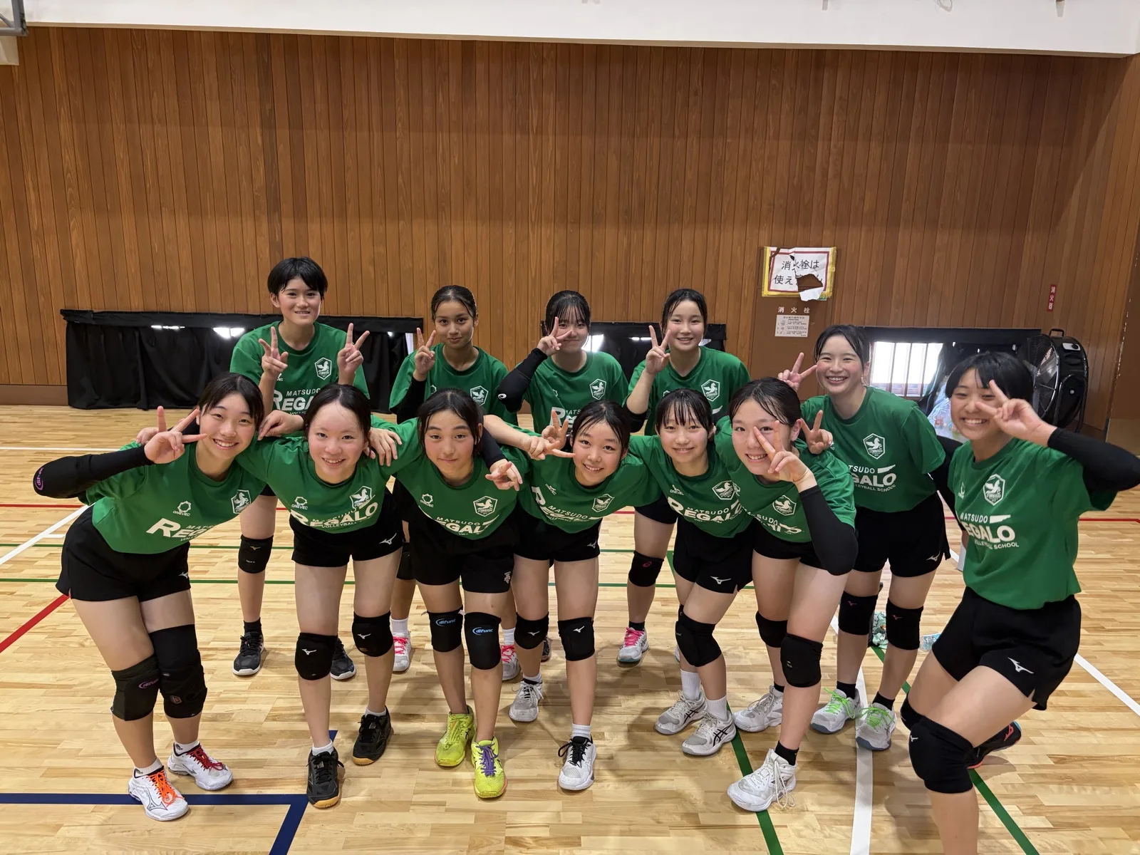 松戸六実高校女子バレーボール部と松戸レガロスクール生の合同練習会の様子