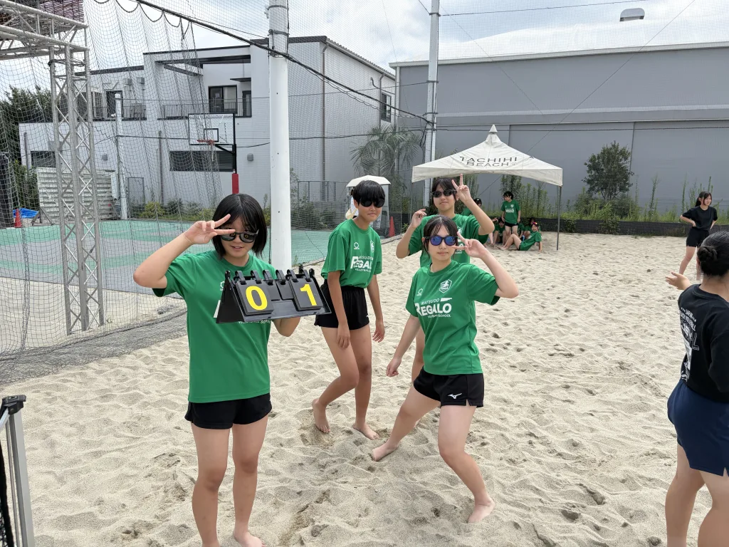 ビーチバレーを楽しむ松戸レガロのスクール生たち