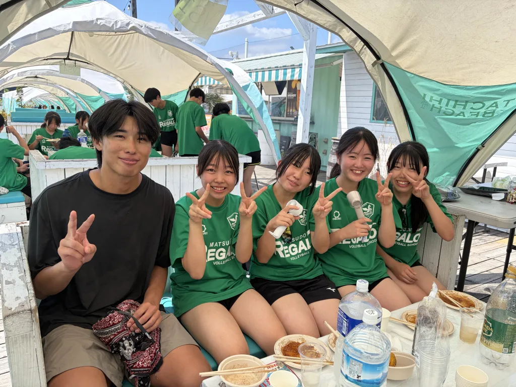バーベキューを楽しむ松戸レガロのスクール生たち