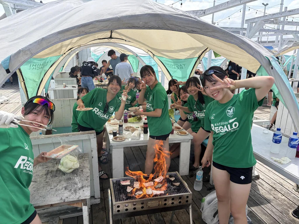 バーベキューを楽しむ松戸レガロのスクール生たち