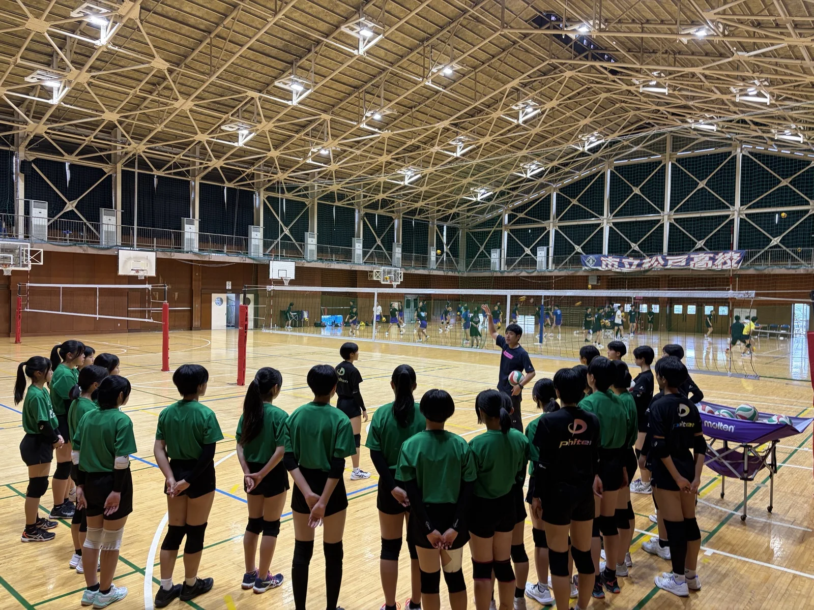 市立松戸高校女子バレーボール部と松戸レガロスクール生の合同練習会の様子