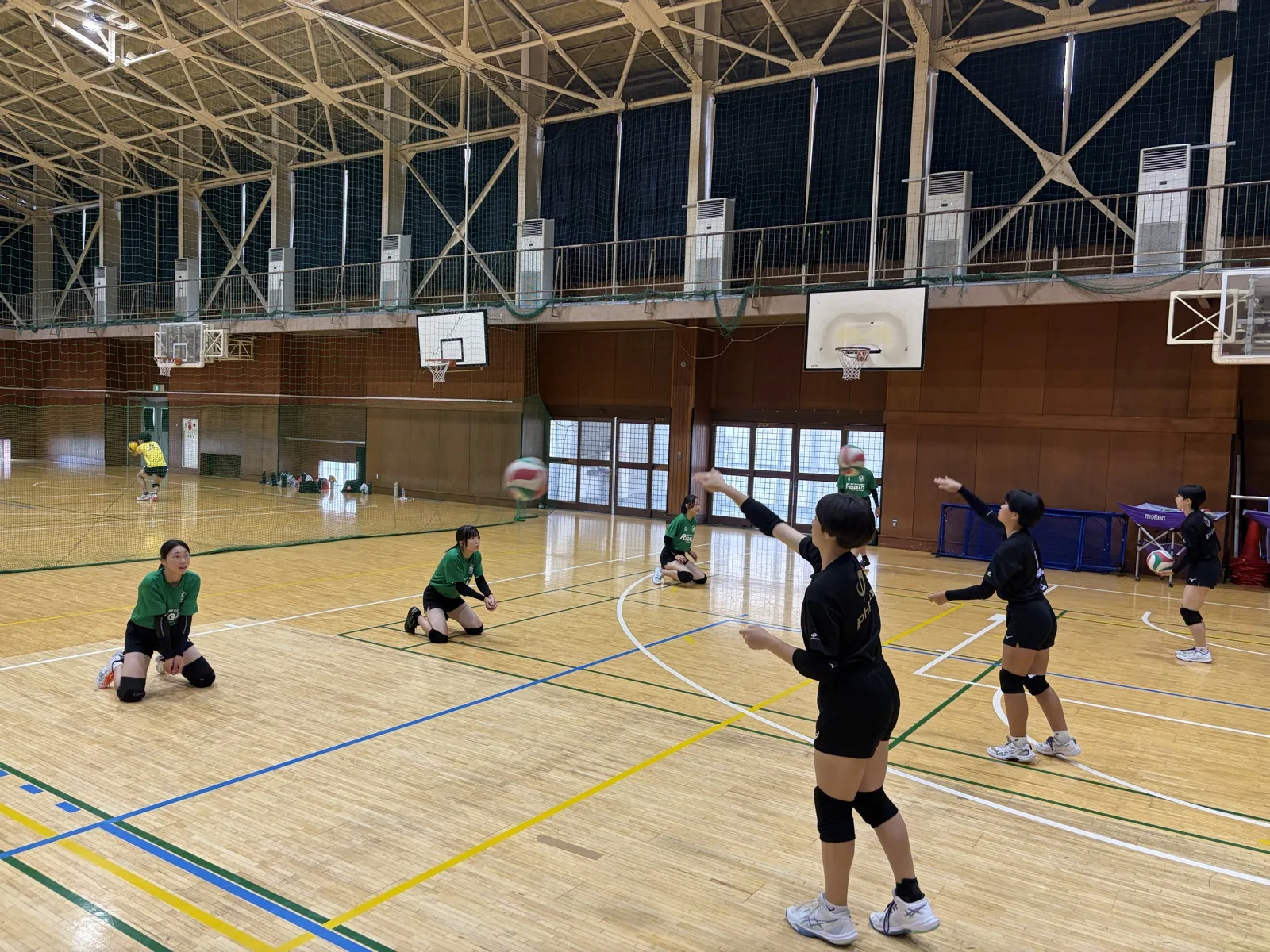 市立松戸高校女子バレーボール部と松戸レガロスクール生の合同練習会の様子