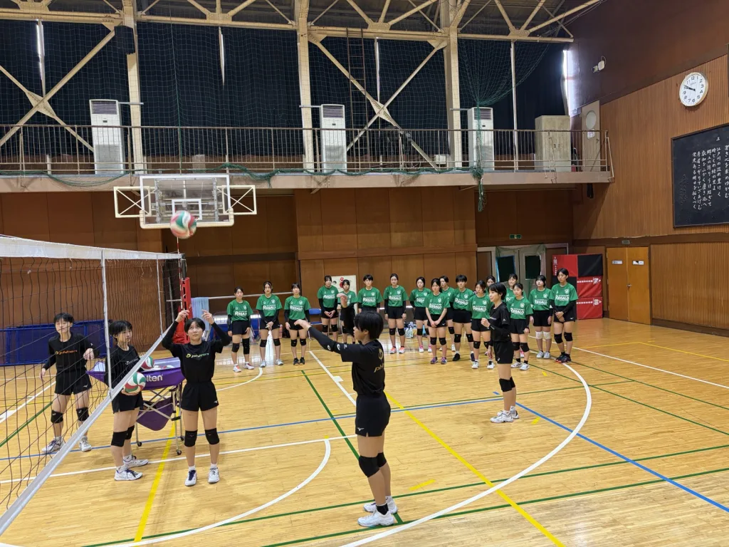 市立松戸高校との合同練習に参加する松戸レガロのスクール生たち