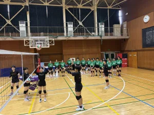 市立松戸高校との合同練習に参加する松戸レガロのスクール生たち