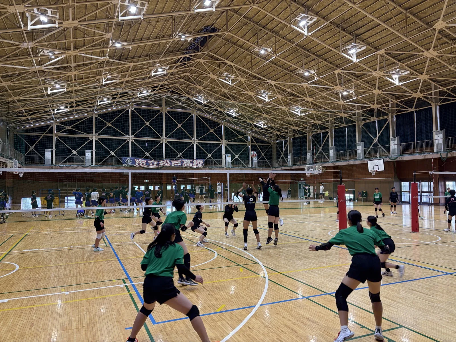 市立松戸高校女子バレーボール部と松戸レガロスクール生の合同練習会の様子