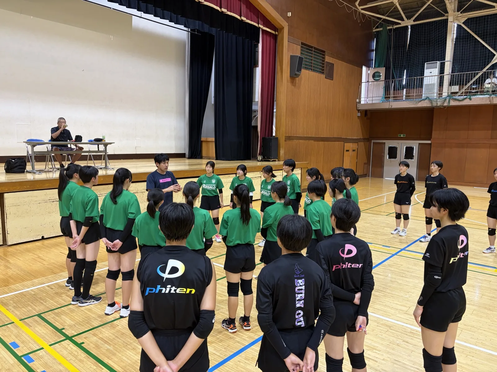 市立松戸高校女子バレーボール部と松戸レガロスクール生の合同練習会の様子
