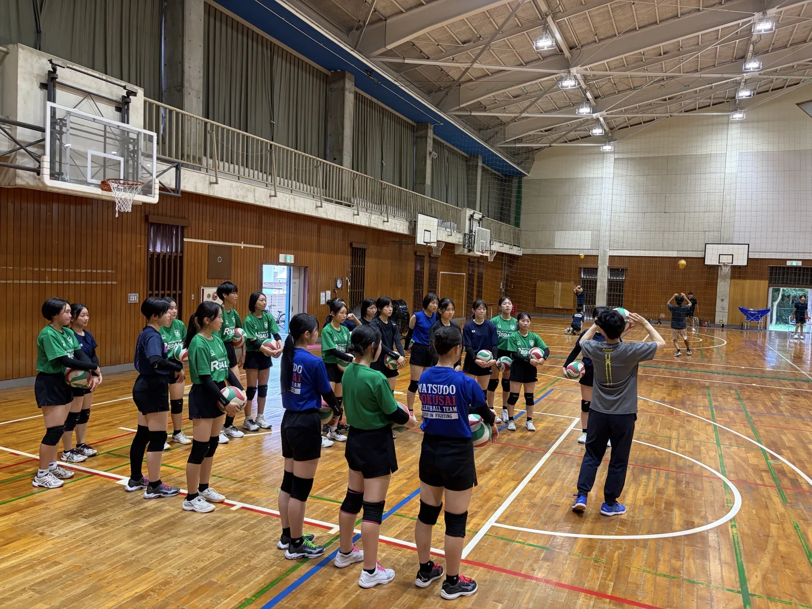 松戸国際高校女子バレーボール部と松戸レガロスクール生の合同練習会の様子
