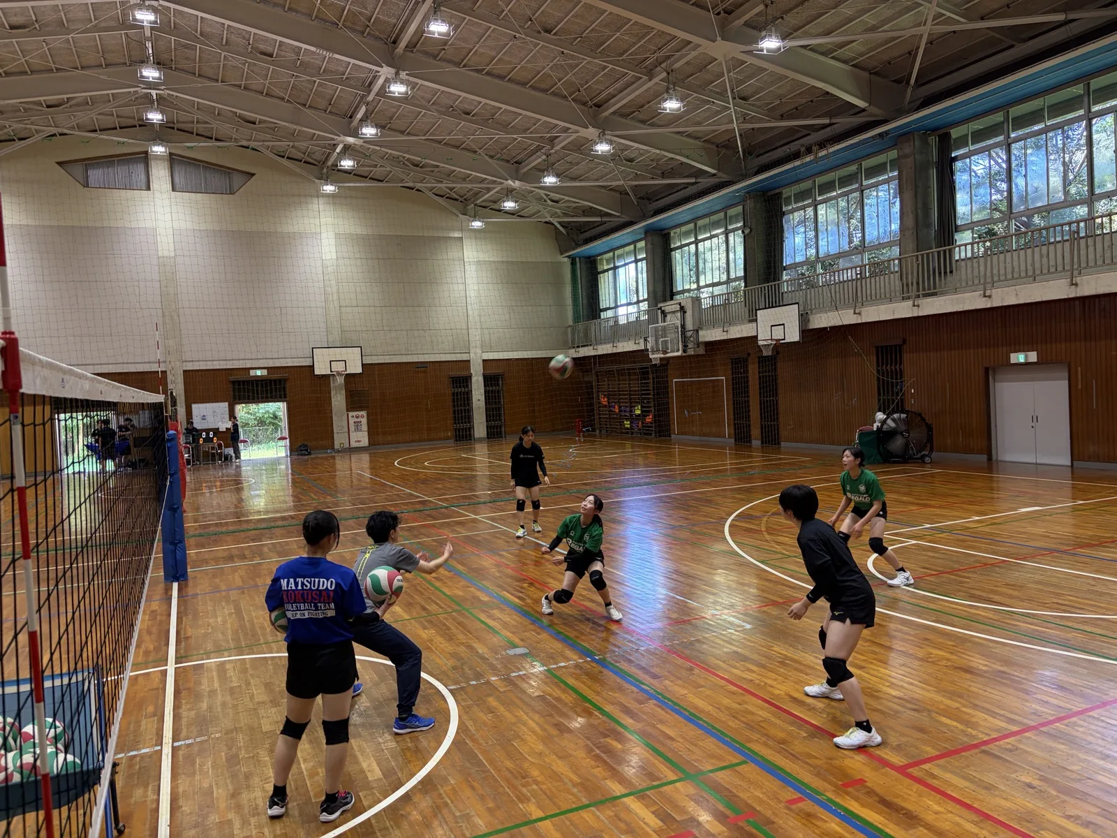 松戸国際高校女子バレーボール部と松戸レガロスクール生の合同練習会の様子
