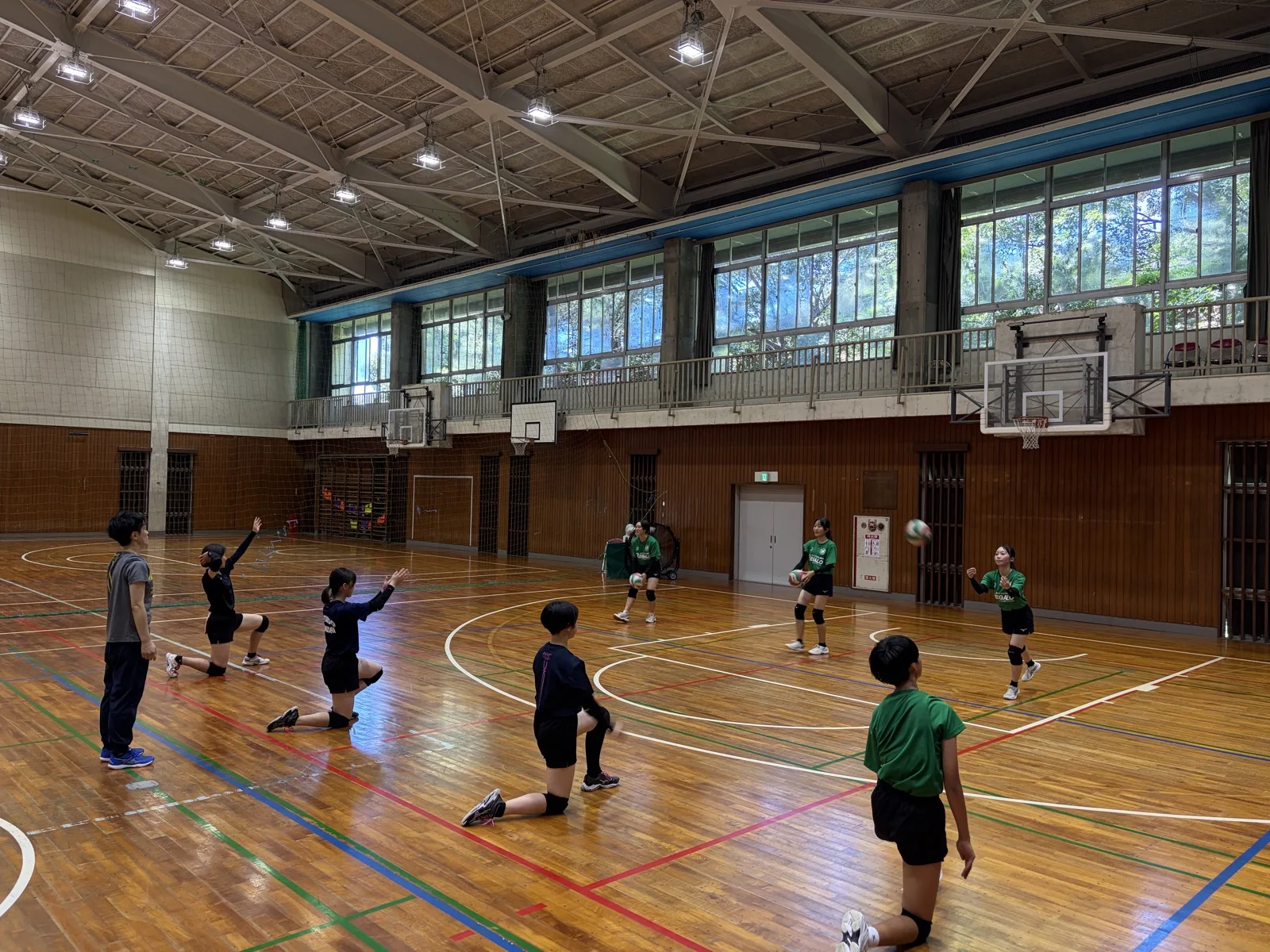 松戸国際高校女子バレーボール部と松戸レガロスクール生の合同練習会の様子