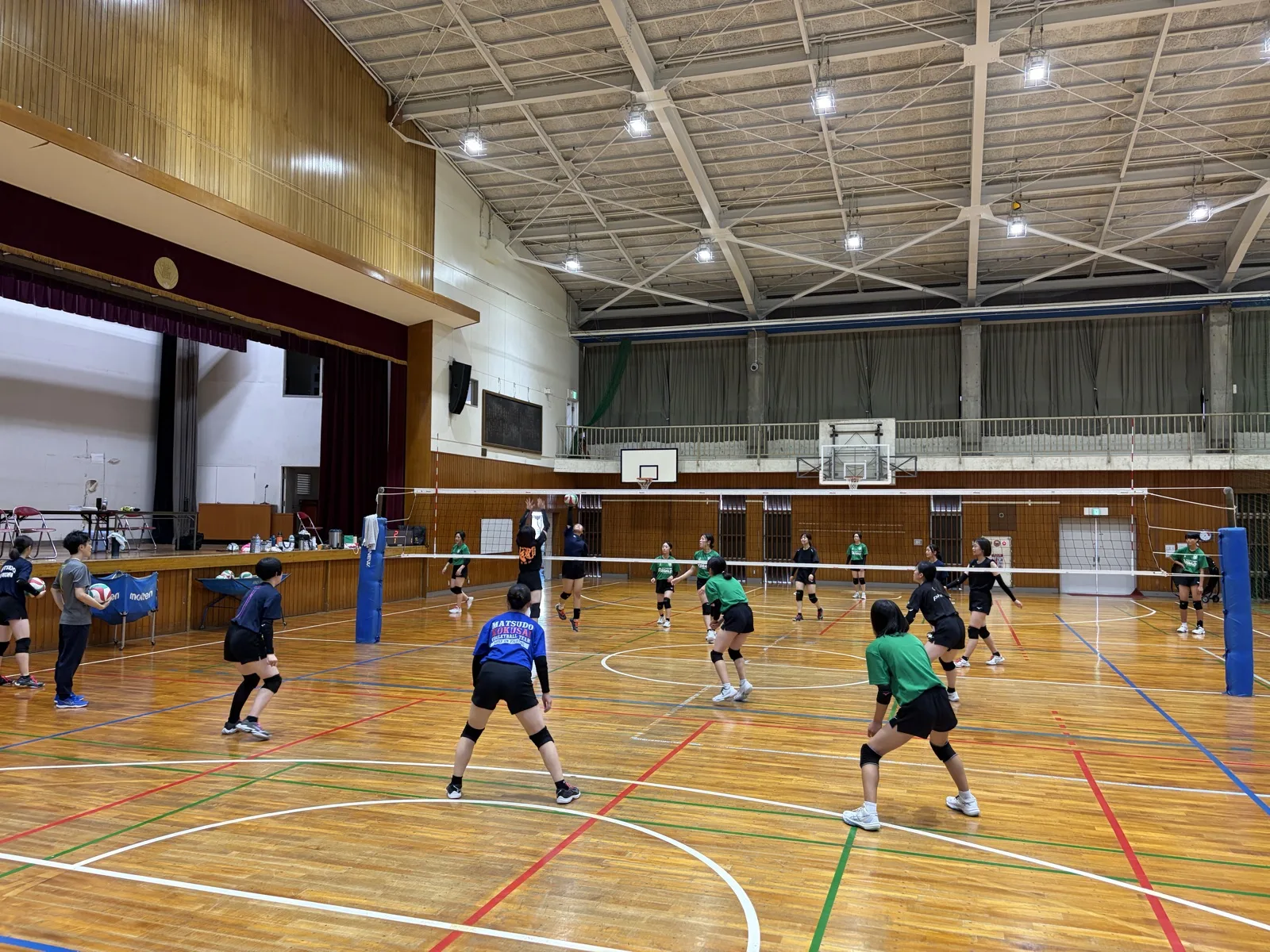 松戸国際高校女子バレーボール部と松戸レガロスクール生の合同練習会の様子